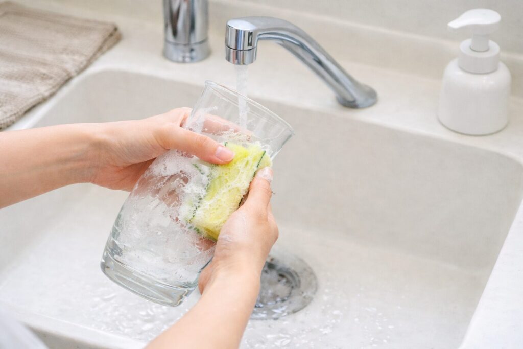 花瓶をスポンジで綺麗に洗っている写真