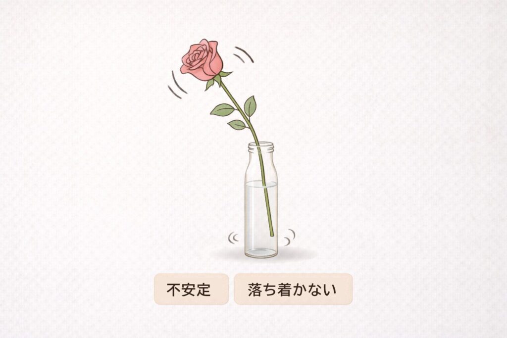 細長い花器に挿した不安定なバラの図