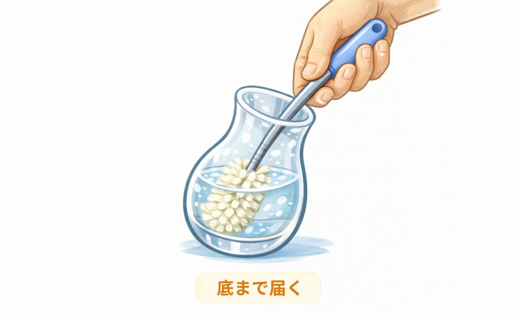 ブラシで花瓶を洗っている図